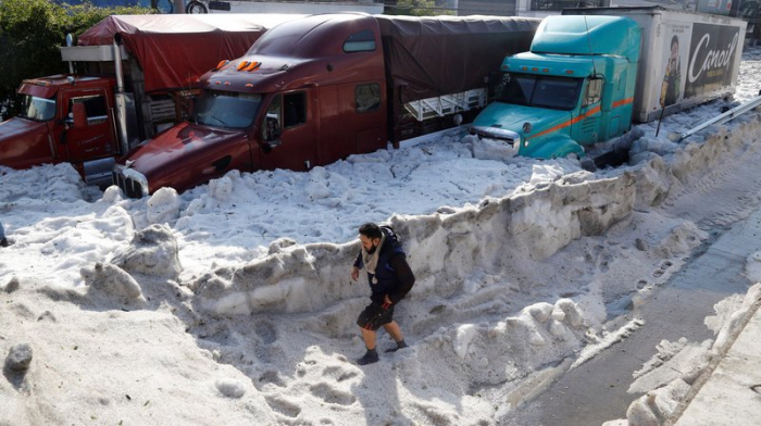 La ville mexicaine de Guadalajara tapissée de glace après des chutes de grêle