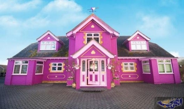 امرأة تحول منزلها في لندن إلى "تحفةٍ فنيّةٍ" زهريّة اللون من الداخل والخارج