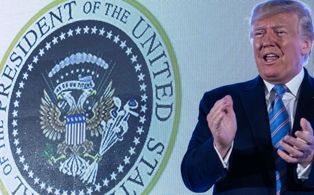Trump speaks in front of fake presidential seal