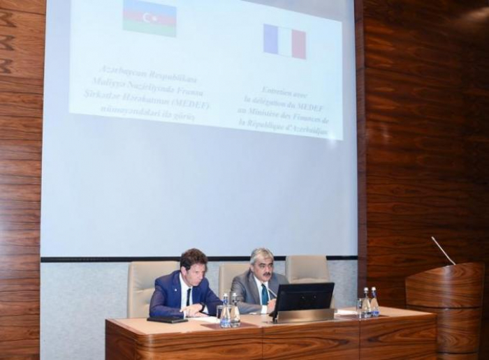  Der französische Wirtschafts- und Finanzminister in Aserbaidschan eingetroffen 