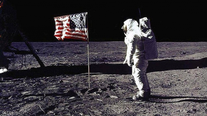 "أبولو 11".. هل لوثت الأرض بـ"جراثيم القمر"؟