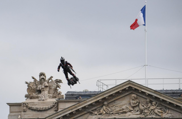   14 Juillet:  l’homme volant au-dessus des Champs-Elysées - NO COMMENT 