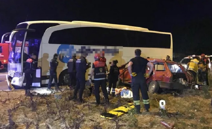  Avtobus və avtomobil toqquşub:    3 ölü, 2 yaralı    