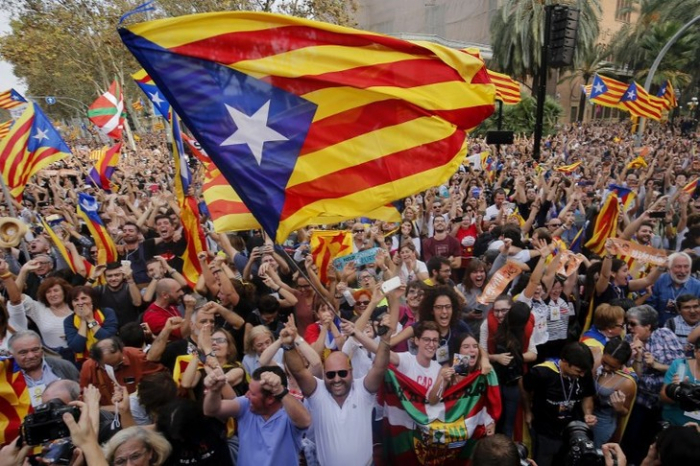 Plusieurs milliers de Catalans manifestent devant le Parlement européen