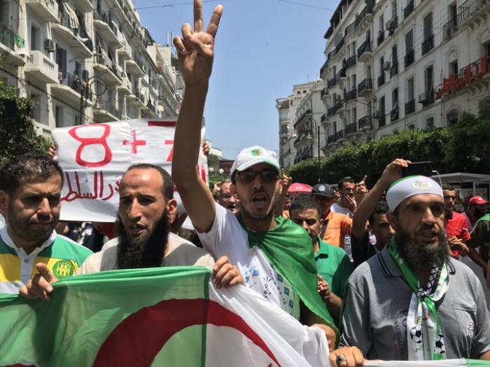   Algérie:   déjà des centaines de manifestants rassemblés, avant le départ du cortège