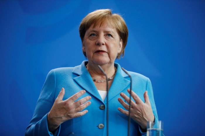 Merkel müdafiə naziri ilə bağlı söz verdi 