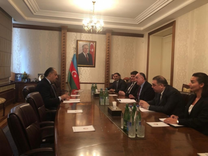   Canciller de Azerbaiyán recibe al embajador de Jordania en Azerbaiyán  