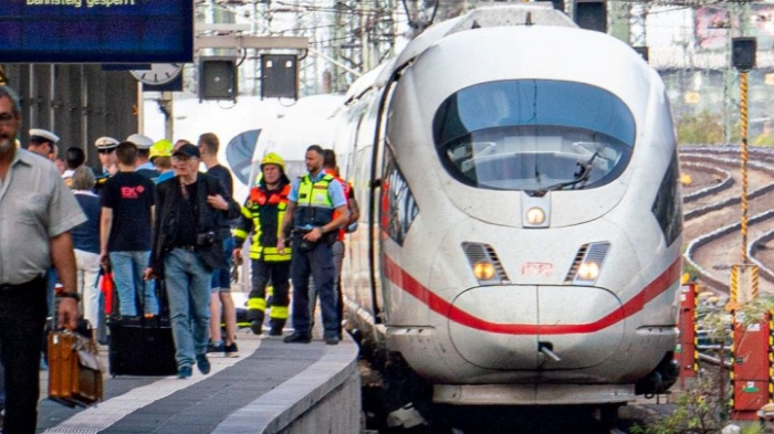 Kind vor Zug gestoßen