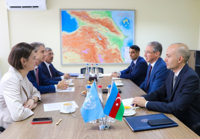   La reunión con el oficial de la ONU, en el ministerio azerbaiyano  