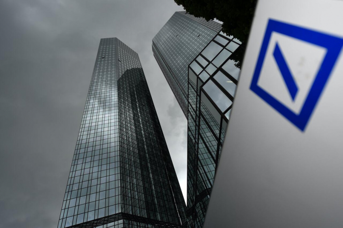  Umbau stürzt Deutsche Bank tief in die roten Zahlen 