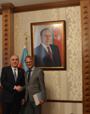   Flamante embajador alemán entrega copia de las cartas credenciales al canciller azerbaiyano  