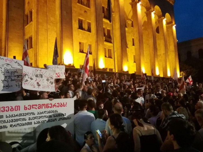   Hunger strike  continues in front of Georgian Parliament building   