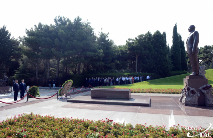  Representantes de la prensa azerbaiyana visitaron la tumba del gran líder en el Callejón Honorario  