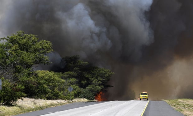 Hawaii wildfire forces thousands to evacuate Maui towns