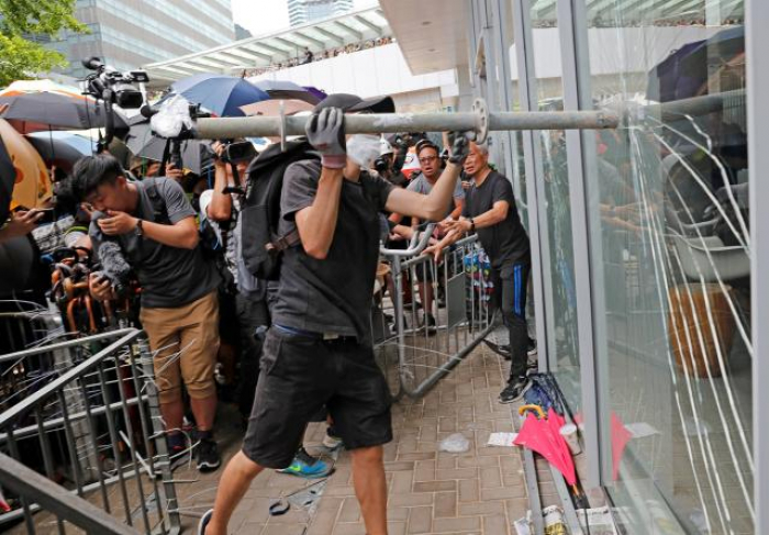 Hongkong: des manifestants tentent de pénétrer dans le Parlement