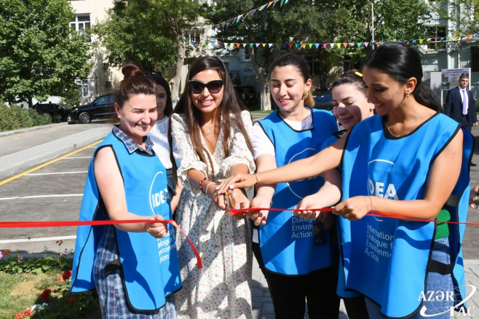   Leyla Aliyeva asiste a la inauguración de otro patio remodelado bajo el proyecto "Bizim həyət”  