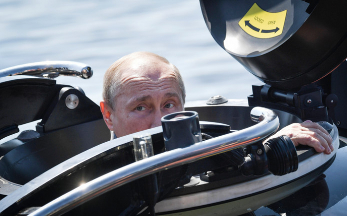 Russie: Poutine dans un submersible pour voir un sous-marin soviétique naufragé