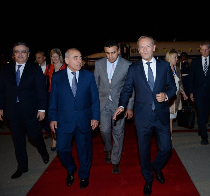   Donald Tusk arriba a Azerbaiyán  