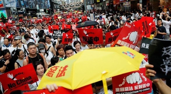 وزيرة العدل بهونغ كونغ تزور بكين وسط احتجاجات