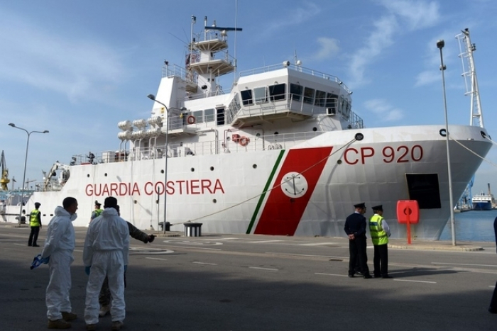   Italie :   131 migrants toujours bloqués sur un navire des garde-côtes