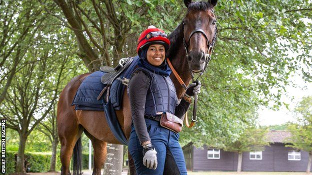 الفارسة خديجة ملاح تصبح أول مسلمة محجبة تشارك في سباق للخيول في بريطانيا