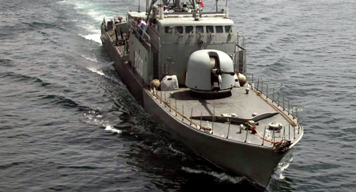القوارب الإيرانية تطرد مدمرة بريطانية من مضيق هرمز
