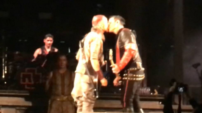 Dos miembros de Rammstein se besan en un concierto en Rusia para criticar la LGTBIfobia en el país