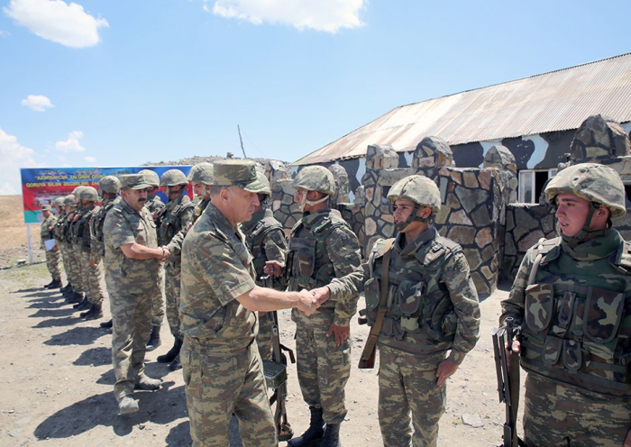  El viceministro de Defensa de Azerbaiyán inspecciona la preparación para el invierno de las unidades-  Fotos  