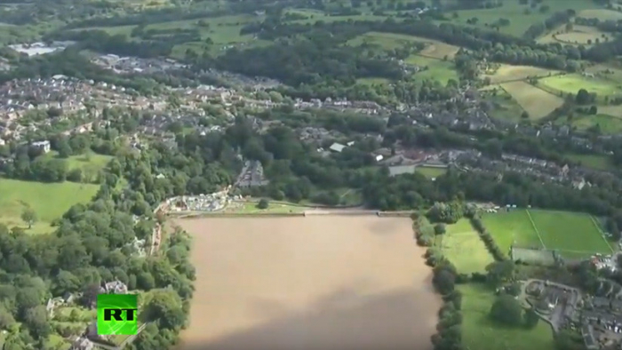   VIDEO: Reino Unido trabaja para que una presa no se rompa y anegue un pueblo con 6.500 habitantes  