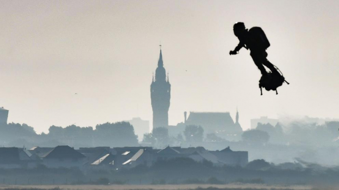 El ‘soldado volador’ cruza el Canal de la Mancha en su ‘flyboard’ a la segunda