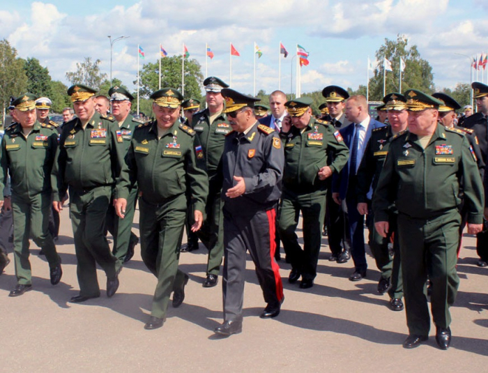  Ministro de Defensa de Azerbaiyán visita la Casa de la Amistad en Moscú 
