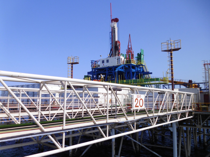  SOCAR evacua a unos 700 trabajadores petroleros en el mar Caspio debido al fuerte viento 