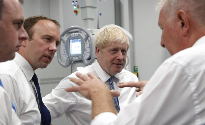 Boris Johnson se lanza al ruedo electoral con un plan de inversiones en sanidad
