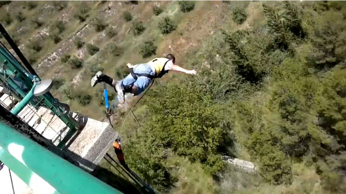 Un ‘youtuber’ muere tras intentar grabar un salto en paracaídas desde una cementera en Alicante