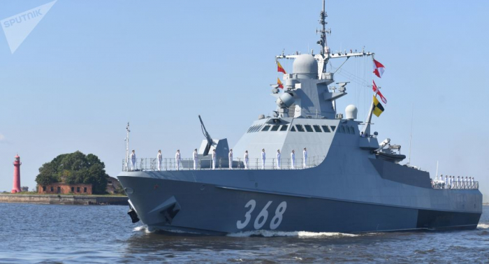  Russische Korvette von britischem Schiff im Ärmelkanal begleitet  