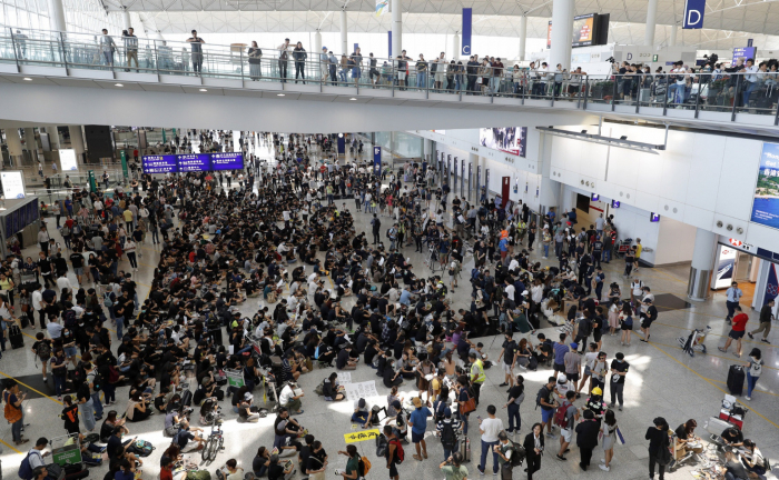   Los manifestantes de Hong Kong organizan una gran sentada en el aeropuerto  