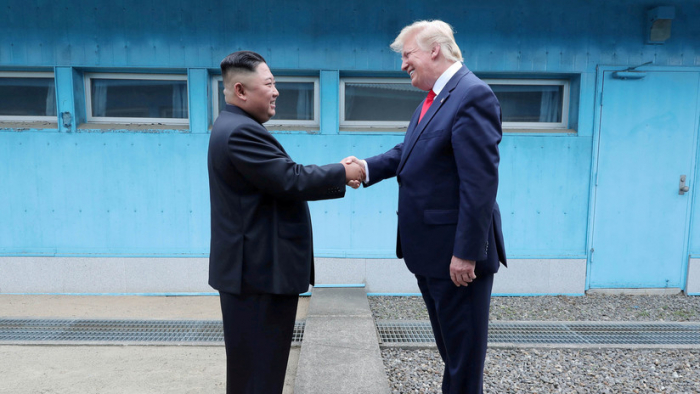 Trump dice que tampoco le gustan las maniobras con Seúl tras recibir "una hermosa carta" de Kim Jong-un