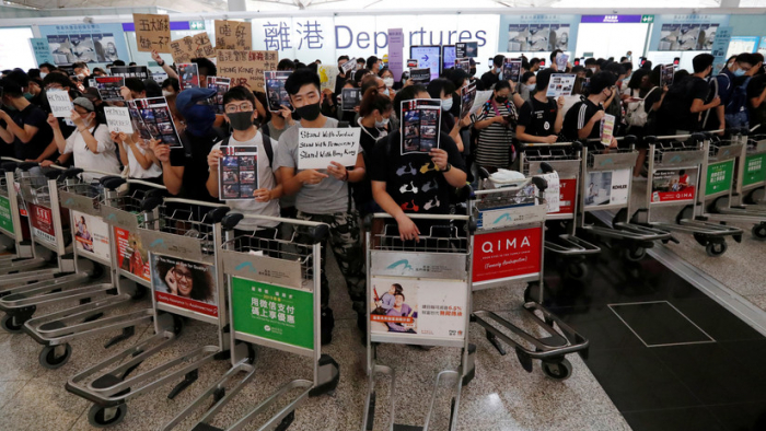   FOTOS:   Manifestantes vuelven a bloquear el aeropuerto de Hong Kong