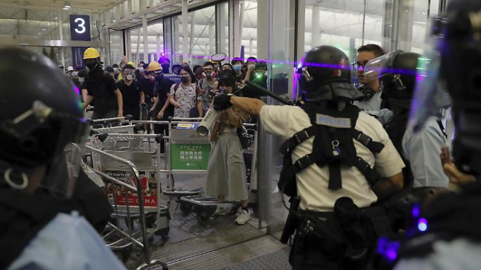 Flughafen Hongkong verbannt Protestler