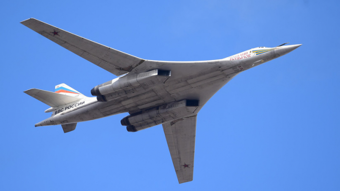 Dos bombarderos supersónicos Tu-160 rusos vuelan hacia un aeródromo cerca de la frontera marítima con EE.UU.