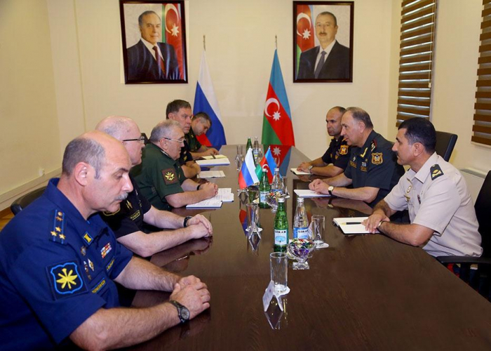  Delegation des russischen Verteidigungsministeriums zu Arbeitsbesuch in Aserbaidschan 