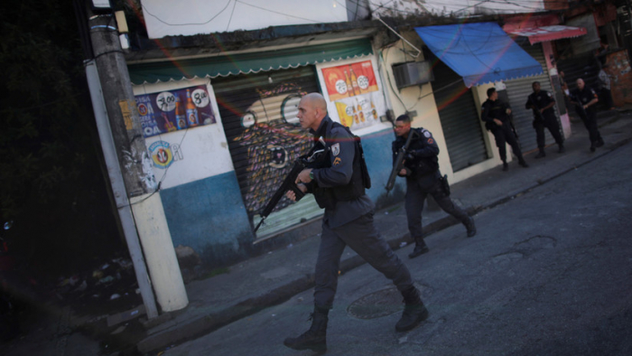  Un hombre armado toma como rehenes a los pasajeros de un autobús en Río de Janeiro 