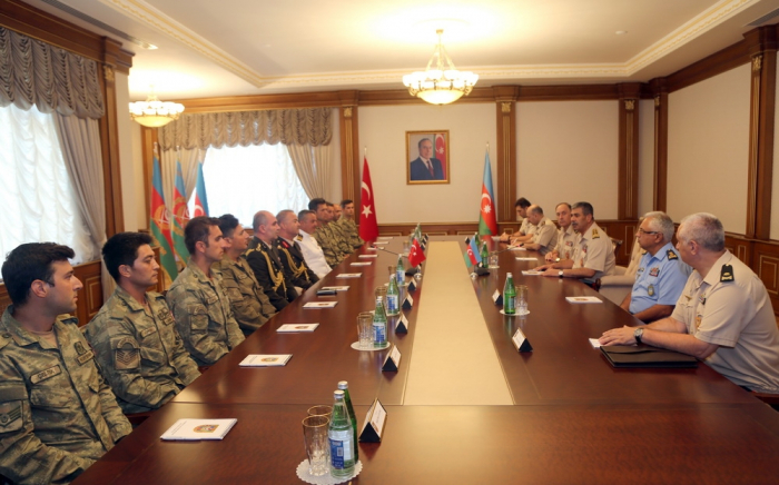   Ministro de Defensa de Azerbaiyán se reúne con miembros del equipo de rescate de la Armada turca    