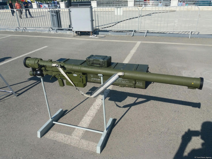  Aserbaidschanischer Staatsgrenzdienst zeigt neues Raketensystem auf Militärausstellung in Baku 