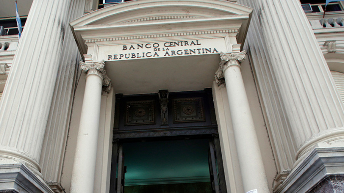 Director del Banco Central de Argentina: "No se usarán divisas internacionales para bajar al dólar"