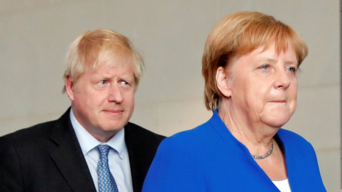 Angela Merkel propone a Boris Johnson encontrar alternativas al 