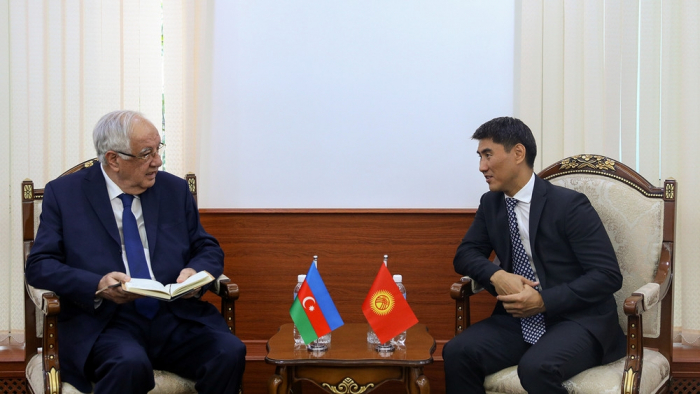   Discuten cuestiones de cooperación entre Kirguistán y Azerbaiyán  
