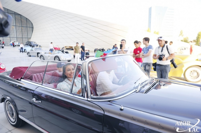  La Federación de Automóviles de Azerbaiyán organiza un desfile y una exposición de coches clásicos-  Fotos  