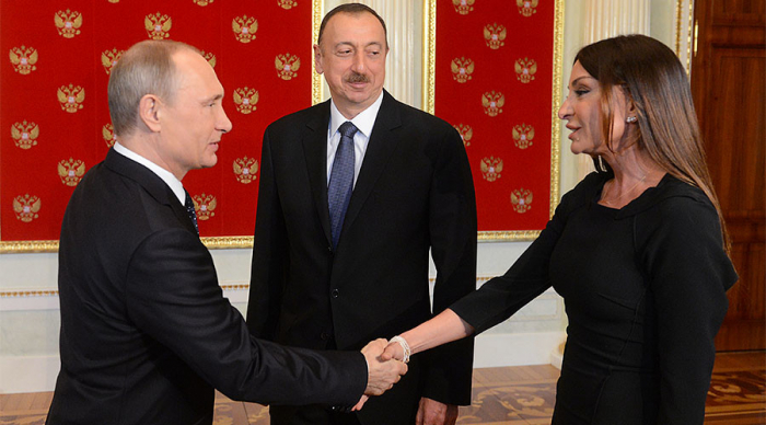  Russischer Präsident und Premierminister gratulieren die Erste Vizepräsidentin von Aserbaidschan Mehriban Aliyeva 