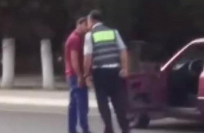 Sosial şəbəkələrdə videosu yayılan yol polisi işdən çıxarıldı 